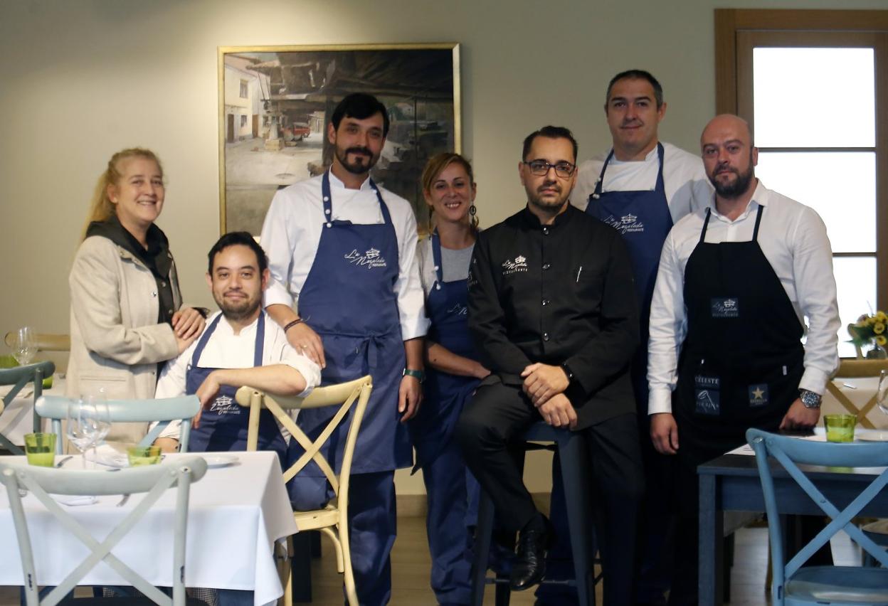 Karina Fanjul, Gogen Fujita, José Baizán, Macarena Santa Cruz, Gersán Montes, Mauricio Escobar y Luis Alberto Alonso, en el comedor del restaurante La Nozaleda. 