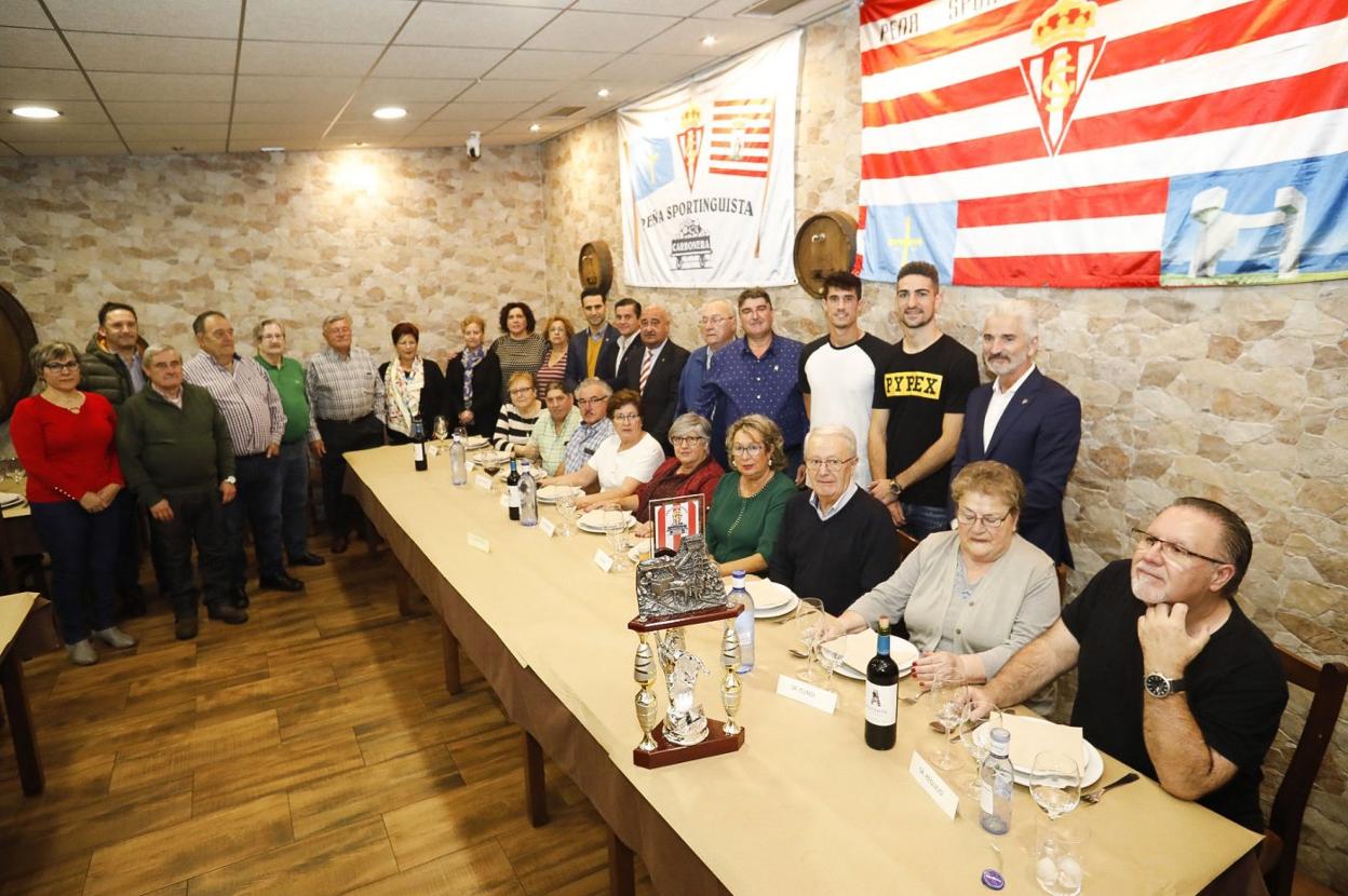 Pablo Pérez, Borja López, Redondo y Manuel Rosety, ayer, con los peñistas. 