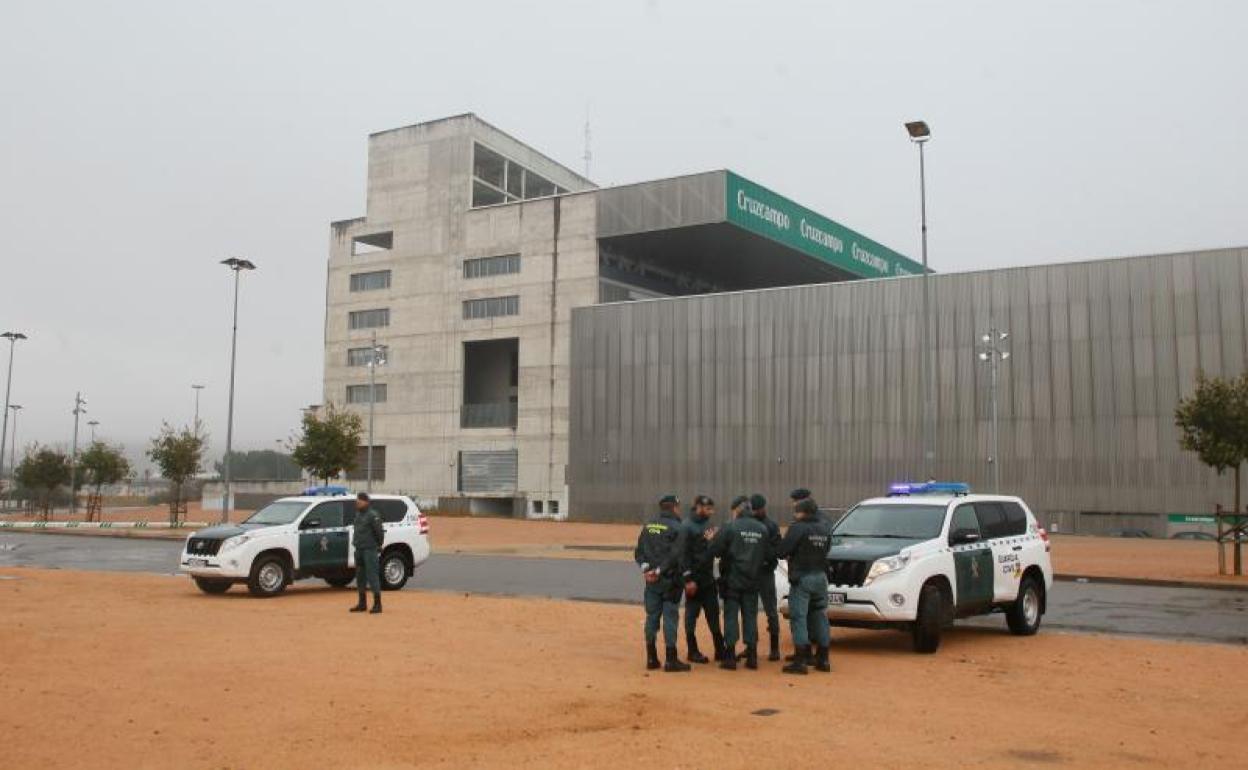 La Guardia Civil registra el estadio del Córdoba. 