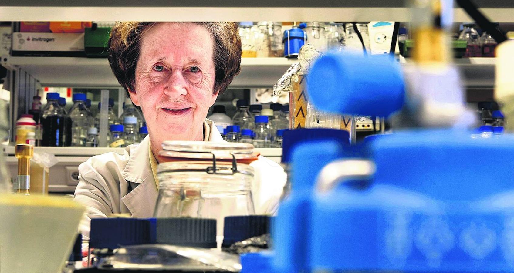 Bioquímica, discípula de Severo Ochoa, pionera en la Biología Molecular y la Biotecnología, una de las grandes científicas de este país. La asturiana ha fallecido este jueves a los 80 años.