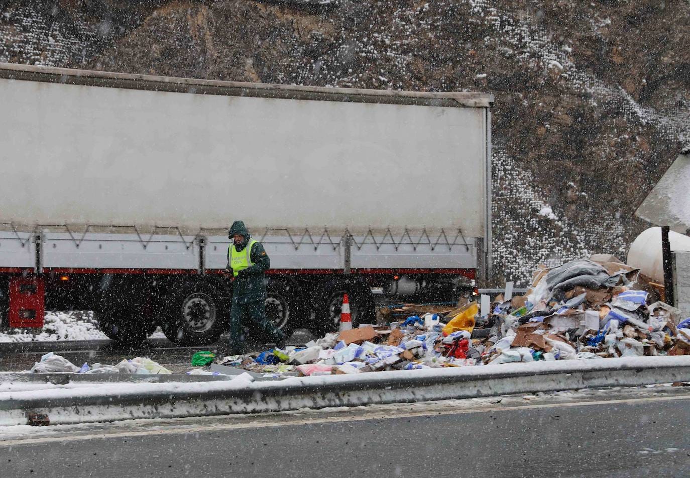 Tras el accidente mortal, la circulación en sentido Asturias, según informó, Aucalsa, quedaba restablecida en torno a las 8 horas, mientras que la calzada en sentido León quedaba totalmente expedita a las nueve menos cinco de la mañana