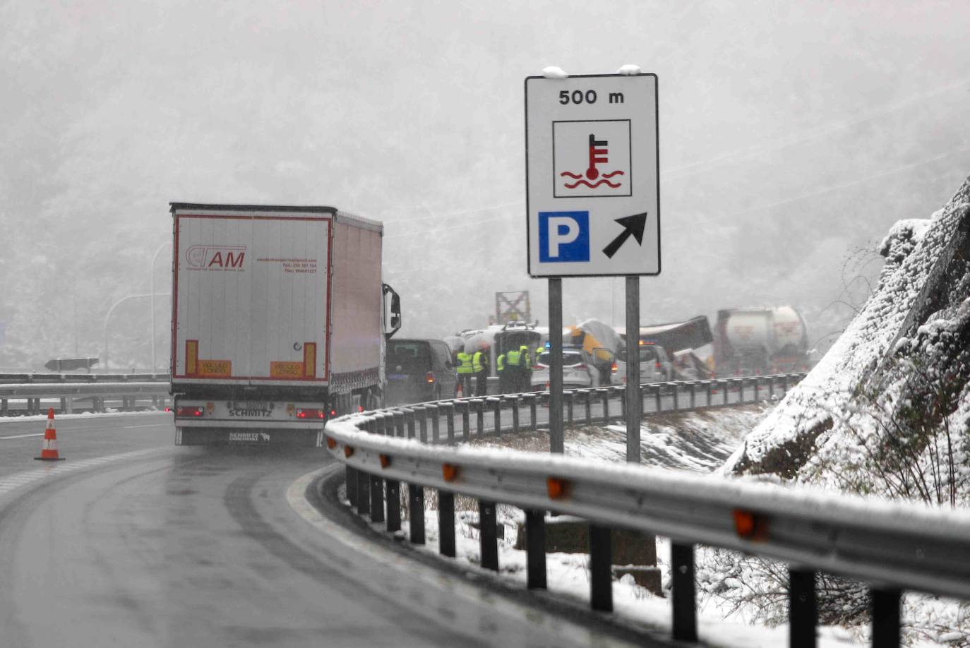 Tras el accidente mortal, la circulación en sentido Asturias, según informó, Aucalsa, quedaba restablecida en torno a las 8 horas, mientras que la calzada en sentido León quedaba totalmente expedita a las nueve menos cinco de la mañana