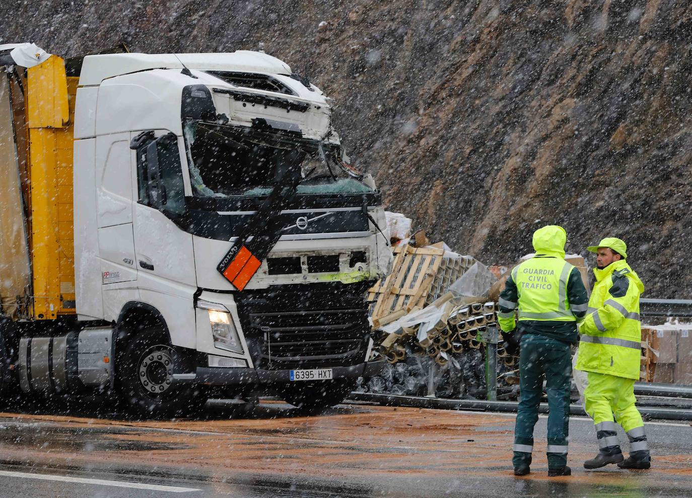 Tras el accidente mortal, la circulación en sentido Asturias, según informó, Aucalsa, quedaba restablecida en torno a las 8 horas, mientras que la calzada en sentido León quedaba totalmente expedita a las nueve menos cinco de la mañana