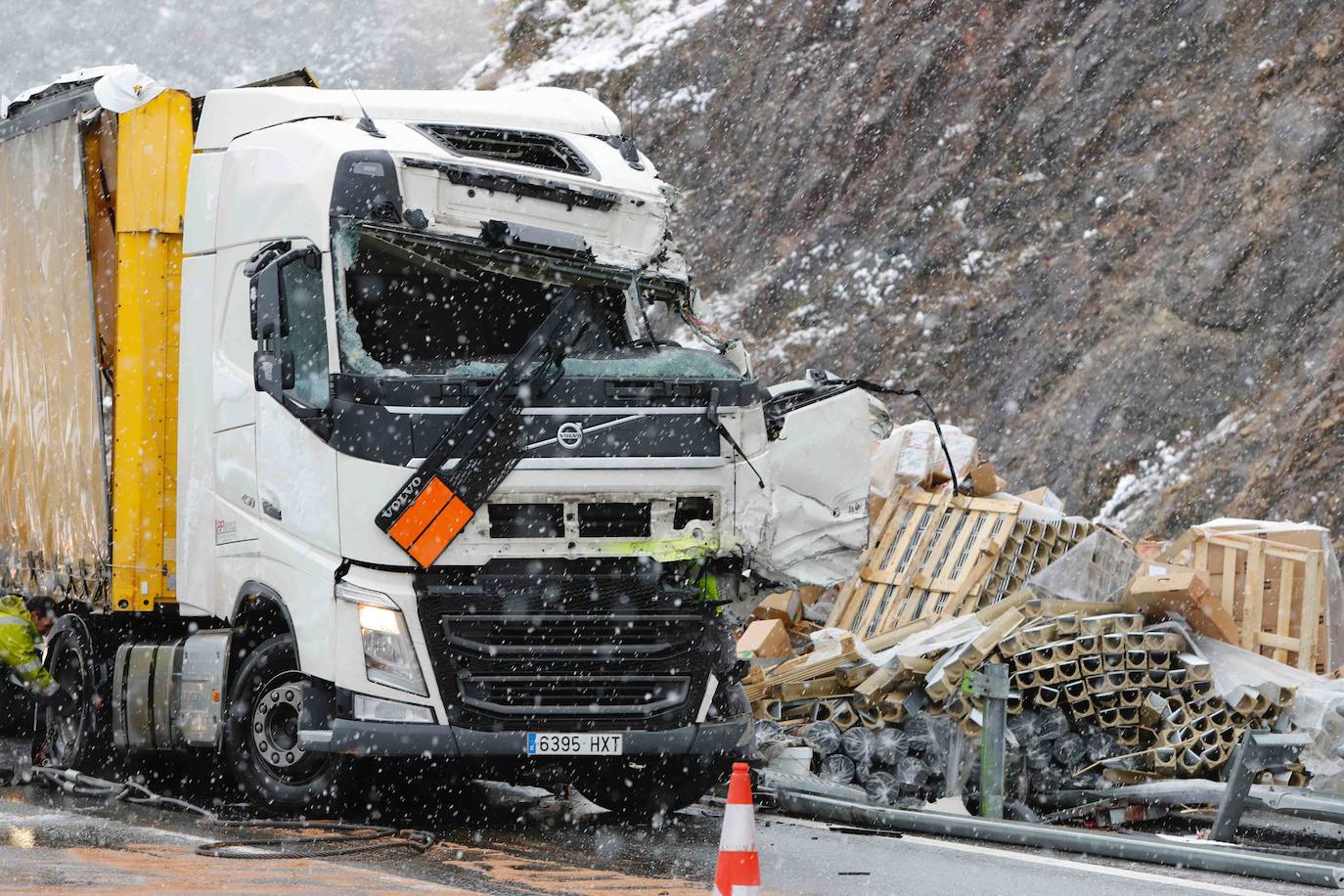 Tras el accidente mortal, la circulación en sentido Asturias, según informó, Aucalsa, quedaba restablecida en torno a las 8 horas, mientras que la calzada en sentido León quedaba totalmente expedita a las nueve menos cinco de la mañana