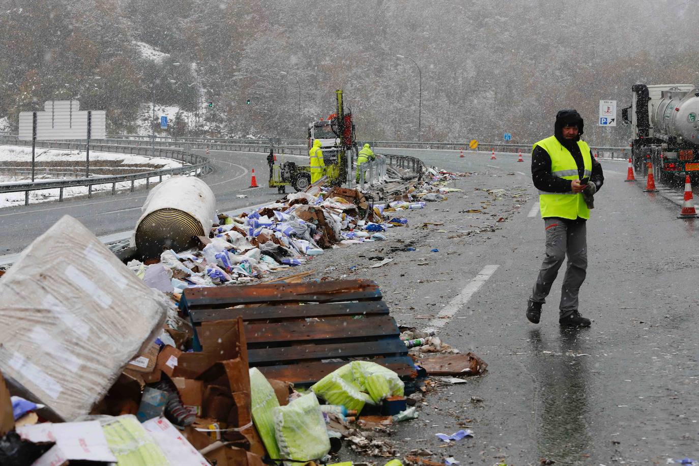 Tras el accidente mortal, la circulación en sentido Asturias, según informó, Aucalsa, quedaba restablecida en torno a las 8 horas, mientras que la calzada en sentido León quedaba totalmente expedita a las nueve menos cinco de la mañana