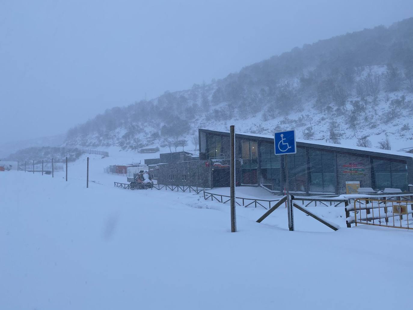 Fotos: La nieve ya cubre las pistas asturianas