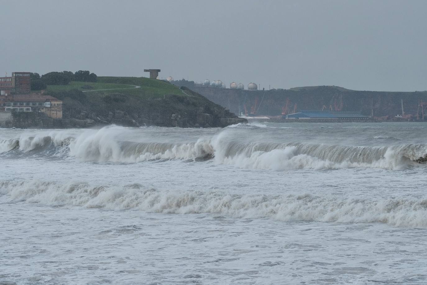 Las lluvias, el frío y el viento son los protagonistas de la jornada en Oviedo y en Gijón, donde además, se puede observar un fuerte oleaje 