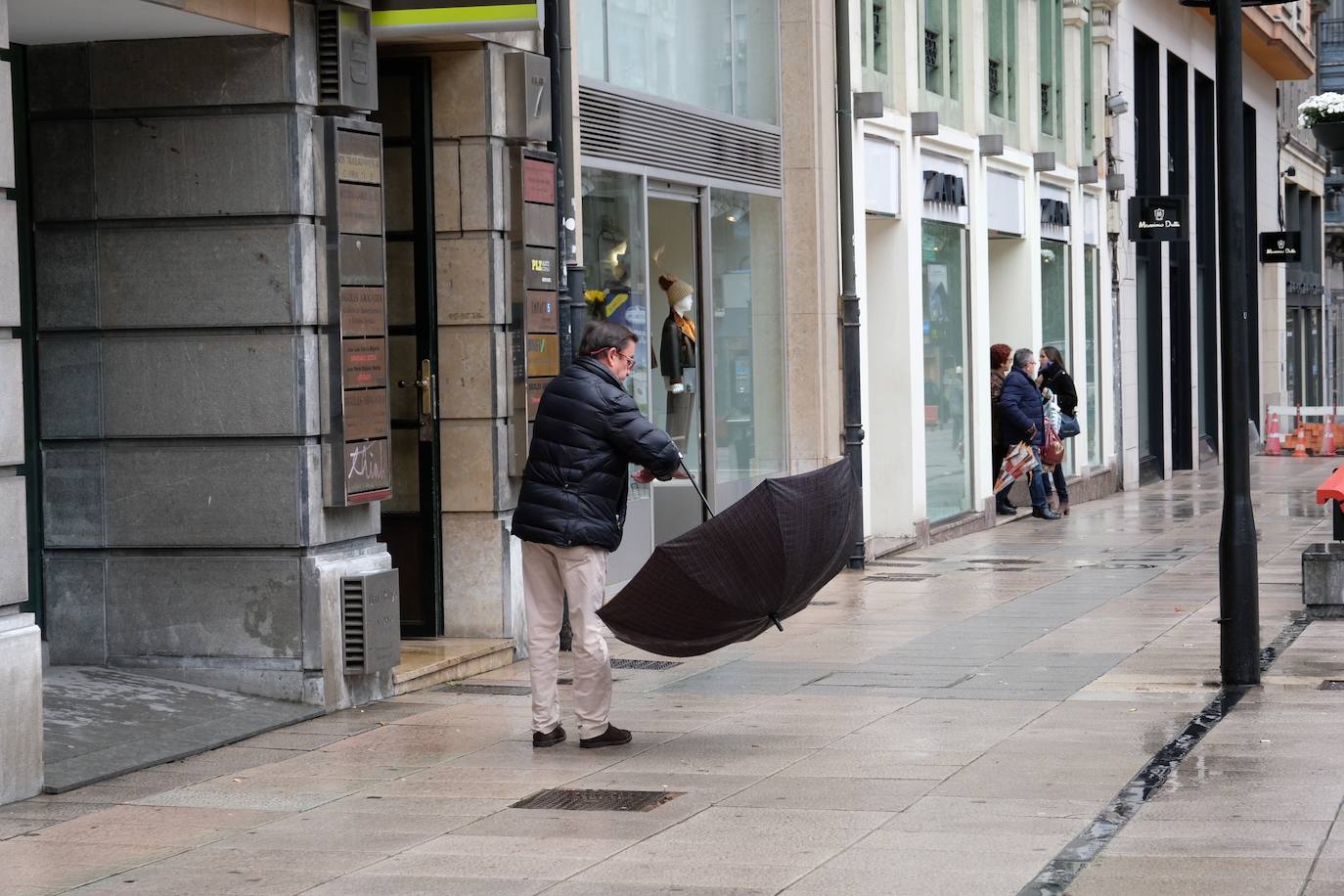 Las lluvias, el frío y el viento son los protagonistas de la jornada en Oviedo y en Gijón, donde además, se puede observar un fuerte oleaje 