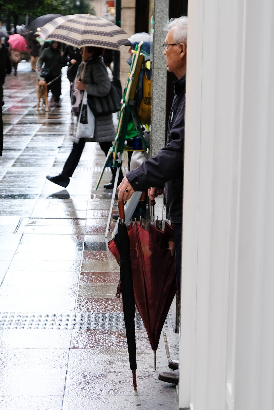 Las lluvias, el frío y el viento son los protagonistas de la jornada en Oviedo y en Gijón, donde además, se puede observar un fuerte oleaje 