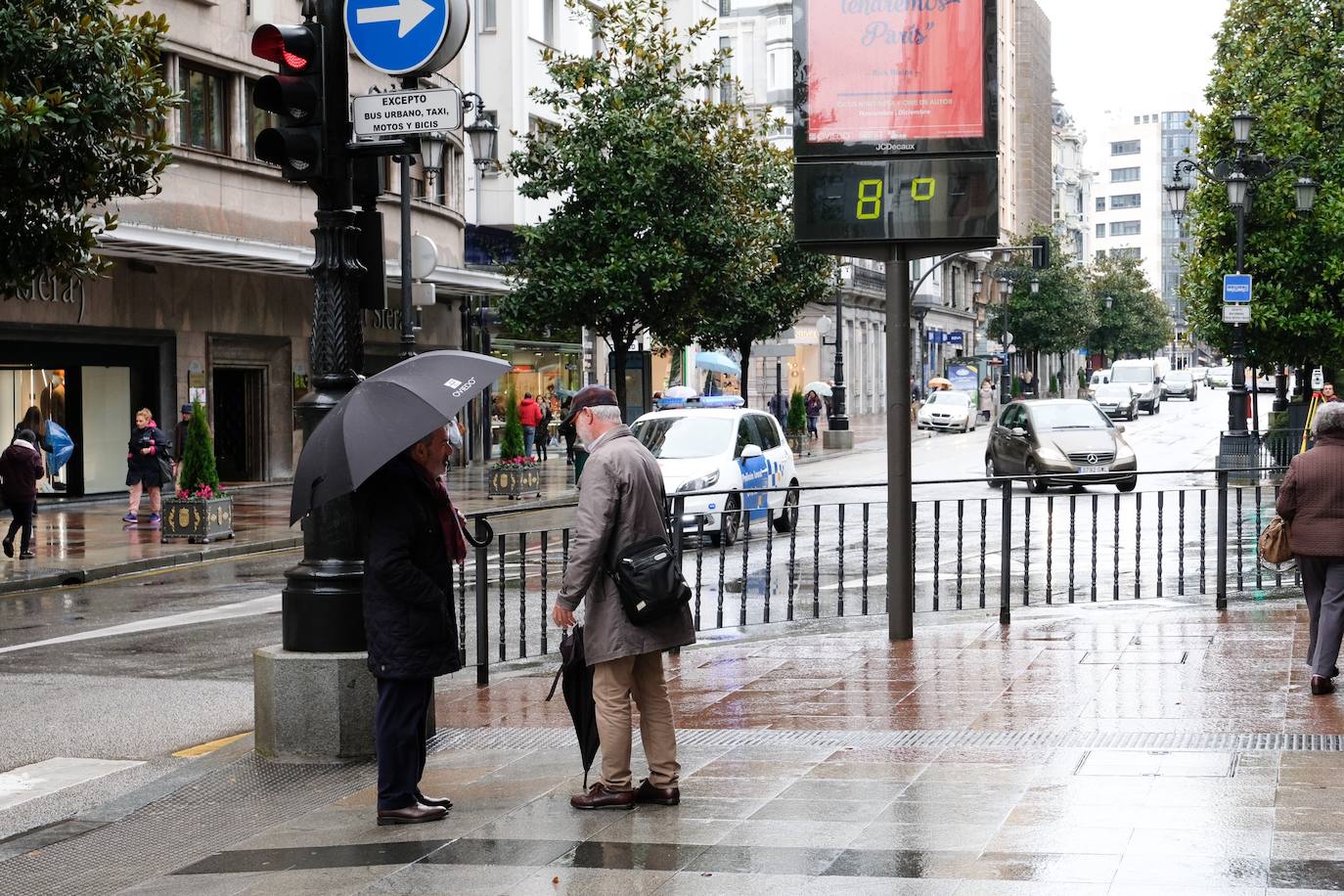 Las lluvias, el frío y el viento son los protagonistas de la jornada en Oviedo y en Gijón, donde además, se puede observar un fuerte oleaje 