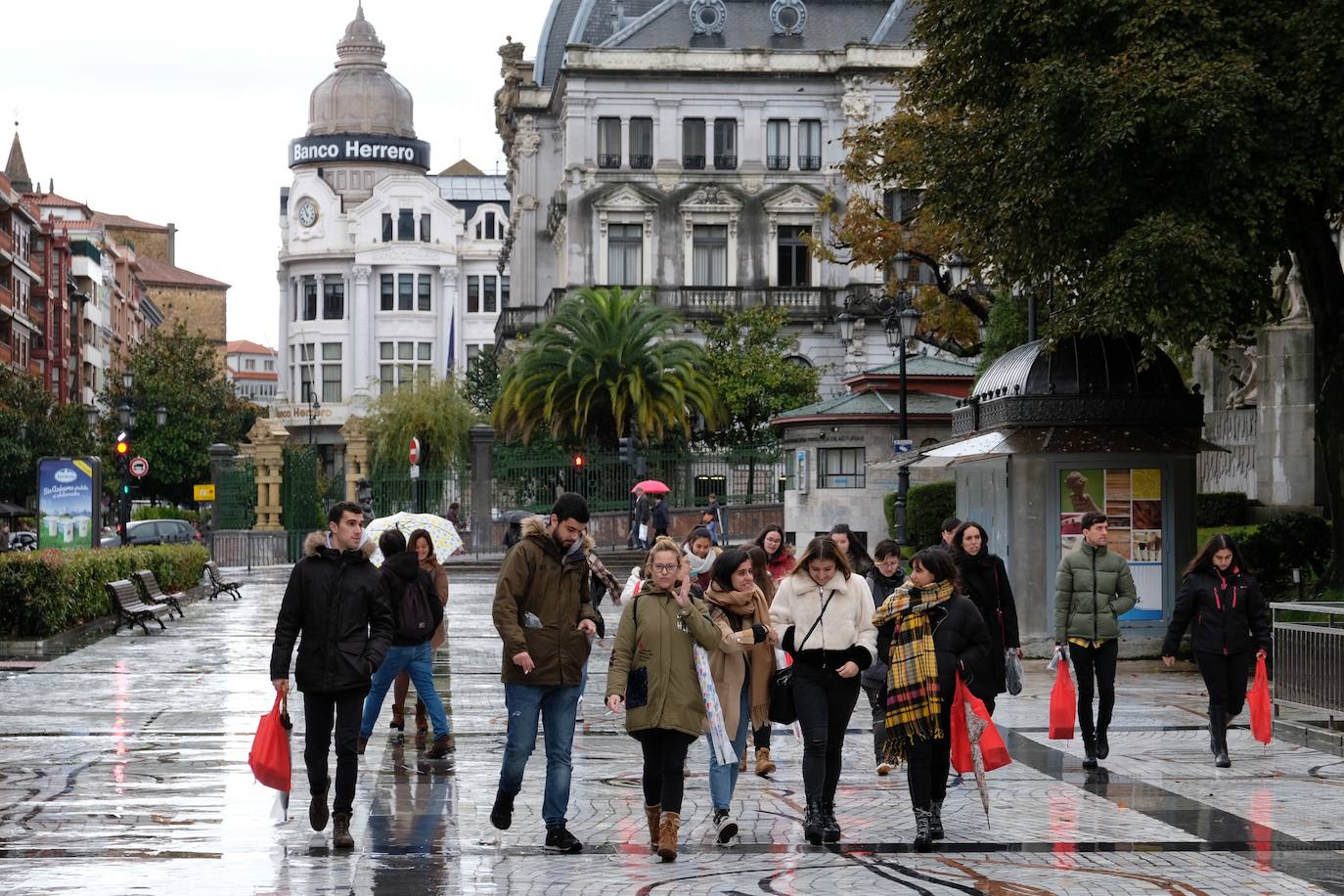 Las lluvias, el frío y el viento son los protagonistas de la jornada en Oviedo y en Gijón, donde además, se puede observar un fuerte oleaje 