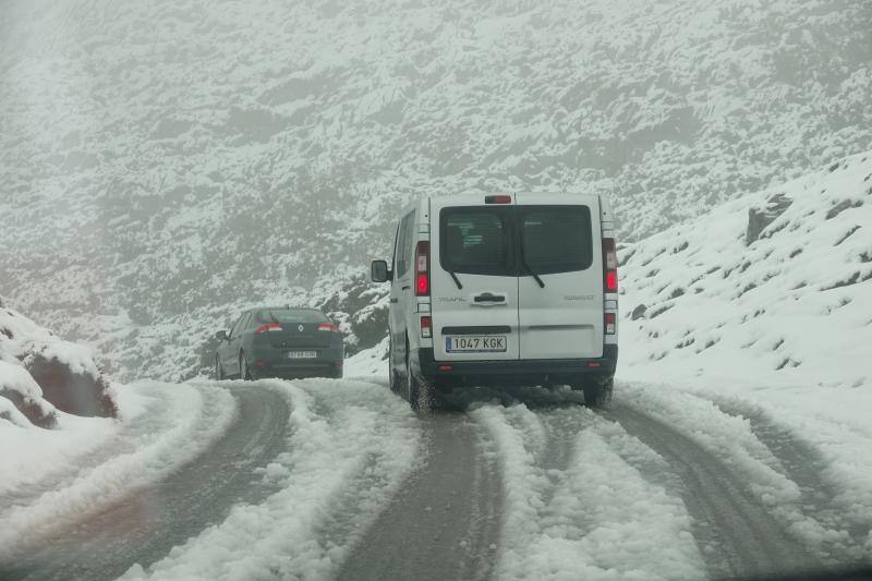 El enclave más visitado de los Picos de Europa ha amanecido hoy cubierto de un manto blanco, con varios centímetros acumulados en el entorno del Ercina, suficientes para atraer a viajeros de distintos puntos de España