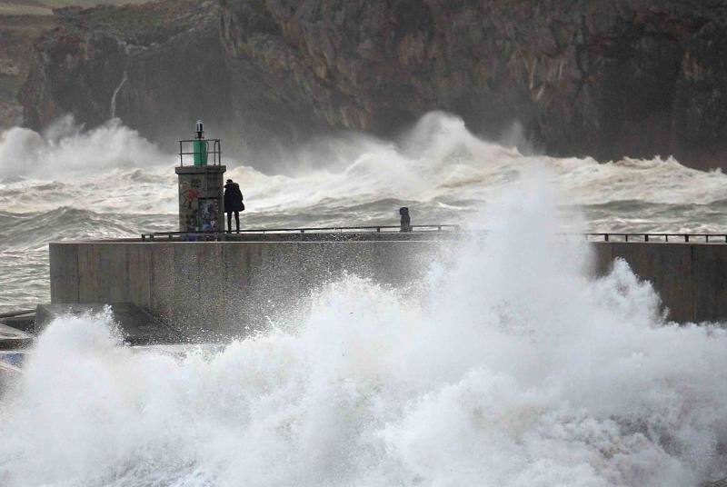 Olas de casi ocho metros en algunas zonas, alerta naranja por fuentes vientes y oleaje y Protección Civil recomendando alejarse de las zonas costeras. Aún así, algunas personas desafiaron el temporal para tomarse una foto en el puerto de Llanes, junto a los cubos de la Memoria de Ibarrola.