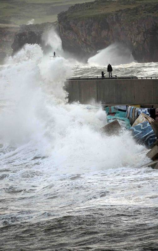 Olas de casi ocho metros en algunas zonas, alerta naranja por fuentes vientes y oleaje y Protección Civil recomendando alejarse de las zonas costeras. Aún así, algunas personas desafiaron el temporal para tomarse una foto en el puerto de Llanes, junto a los cubos de la Memoria de Ibarrola.