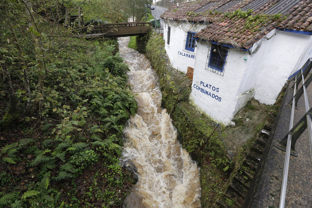 Los operarios han tenido que dedicarse a fondo tras el argayu de Tazones que ha obligado a desalojar dos establecimientos hosteleros y una vivienda y amenaza a otros edificios. 