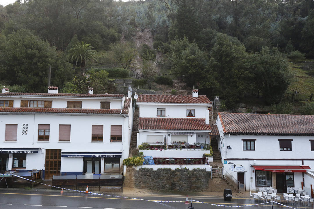 Los operarios han tenido que dedicarse a fondo tras el argayu de Tazones que ha obligado a desalojar dos establecimientos hosteleros y una vivienda y amenaza a otros edificios. 