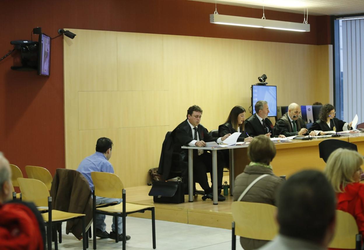 Celestino V. G., ayer, en la tercera sesión del juicio en la Audiencia Provincial. 