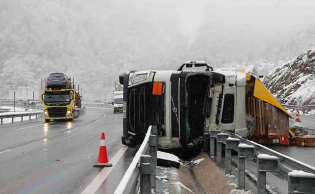 Fallece un camionero en un accidente en el autopista del Huerna