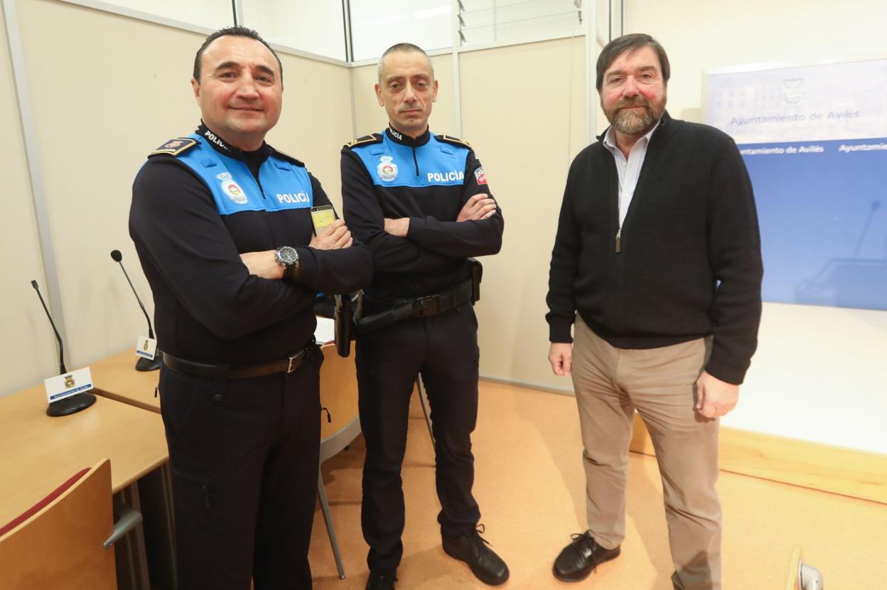 Los policías locales Rodríguez y Osorio con el concejal de Tráfico, Raúl Marquínez. 