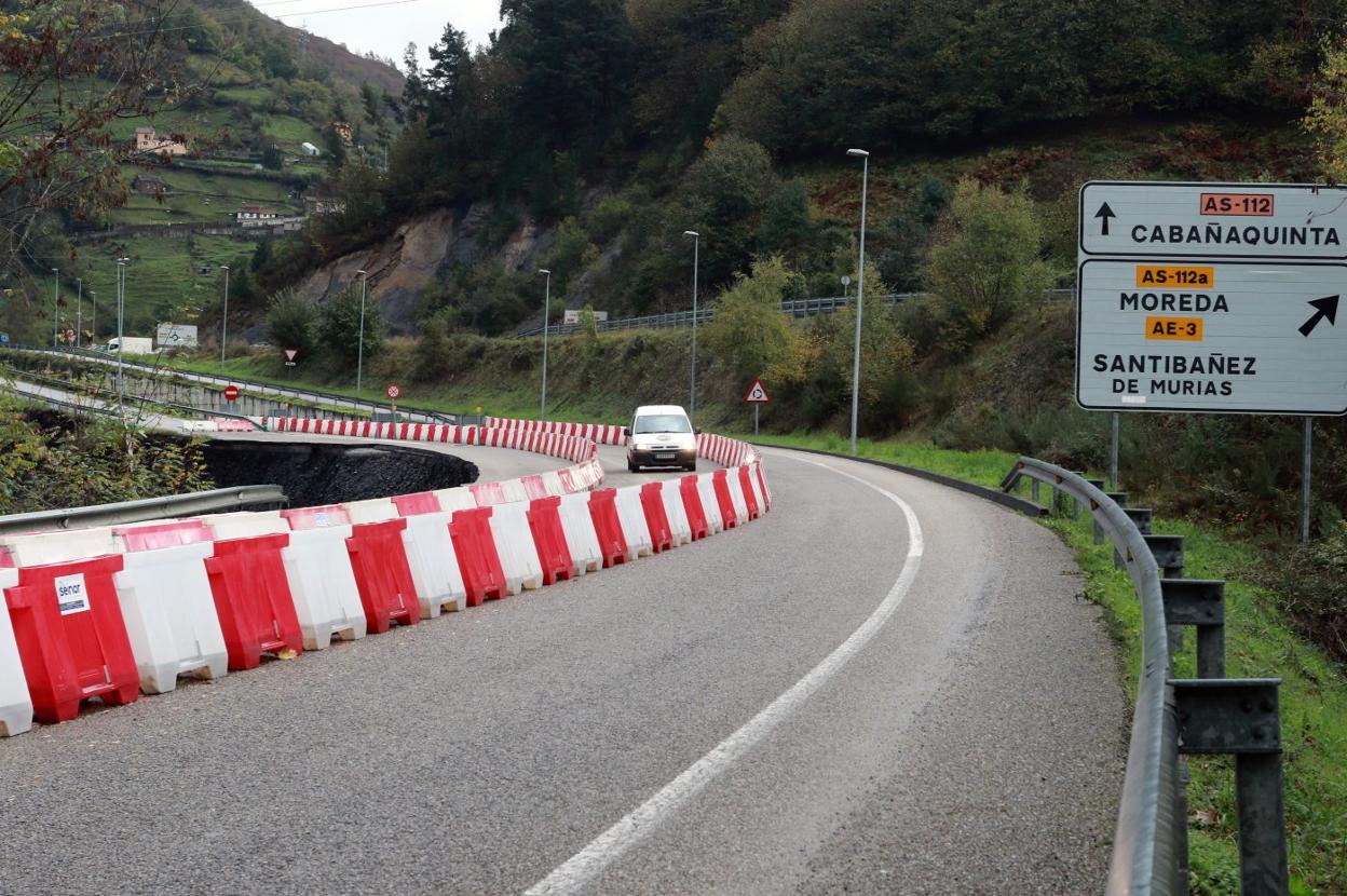 El carril del corredor del Aller en dirección a Moreda, abierto. 