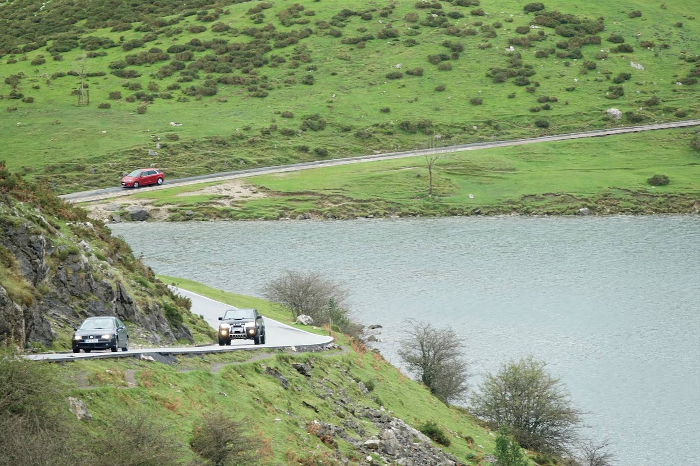 El viento del sur y la intensa lluvia provocaron la desaparición de nieve en el entorno de los Lagos de Covadonga pero favorece la aparición de otros tesoros como el desconocido tercer lago, 'El Bricial'.