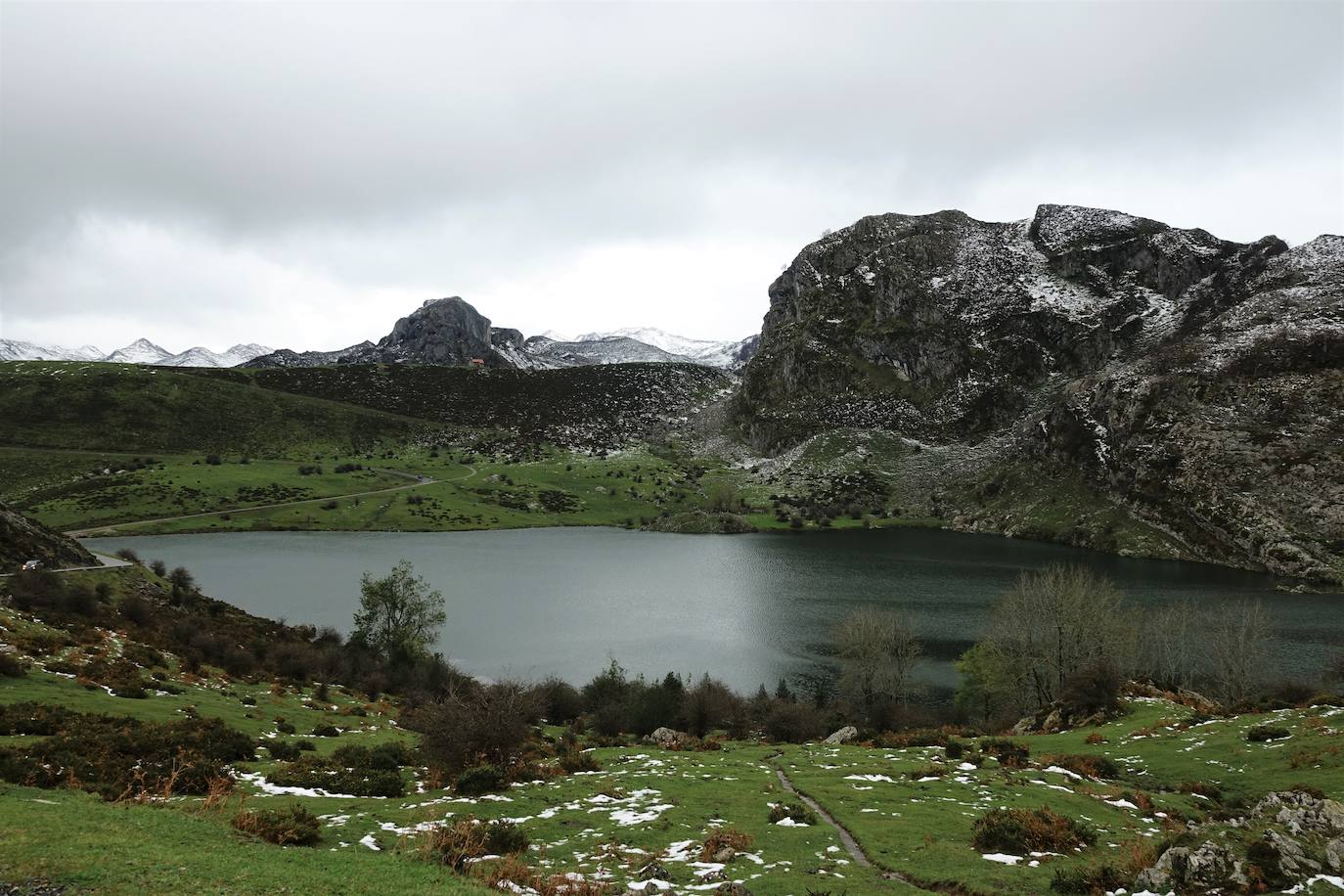El viento del sur y la intensa lluvia provocaron la desaparición de nieve en el entorno de los Lagos de Covadonga pero favorece la aparición de otros tesoros como el desconocido tercer lago, 'El Bricial'.