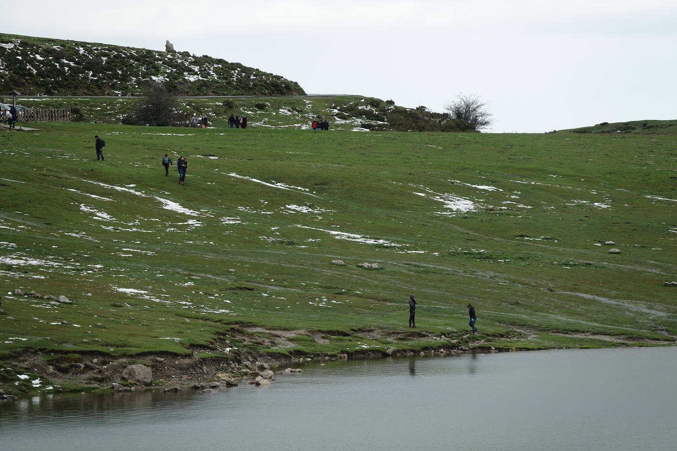 El viento del sur y la intensa lluvia provocaron la desaparición de nieve en el entorno de los Lagos de Covadonga pero favorece la aparición de otros tesoros como el desconocido tercer lago, 'El Bricial'.