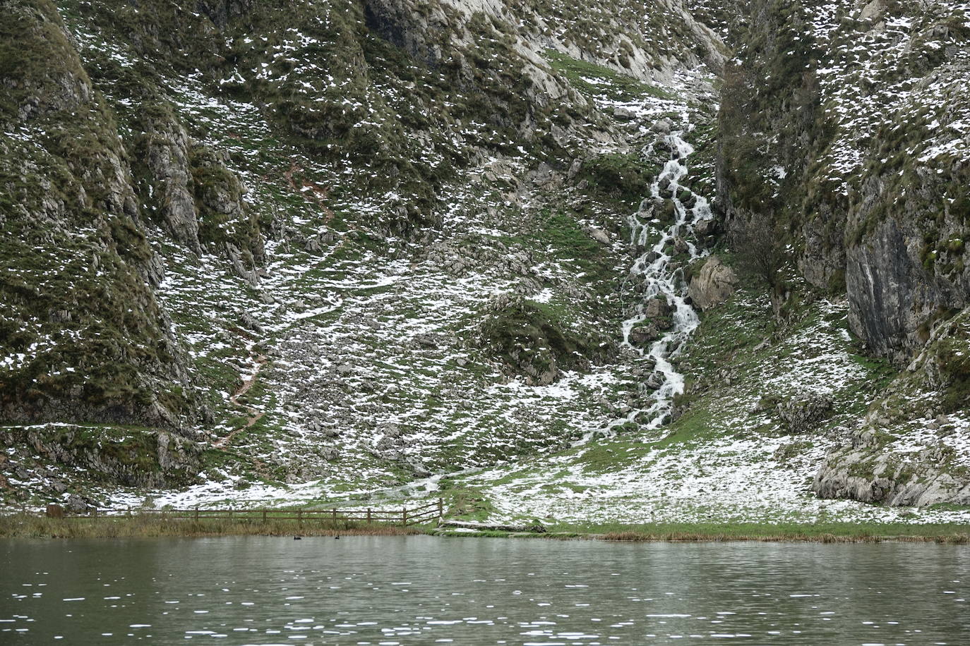El viento del sur y la intensa lluvia provocaron la desaparición de nieve en el entorno de los Lagos de Covadonga pero favorece la aparición de otros tesoros como el desconocido tercer lago, 'El Bricial'.