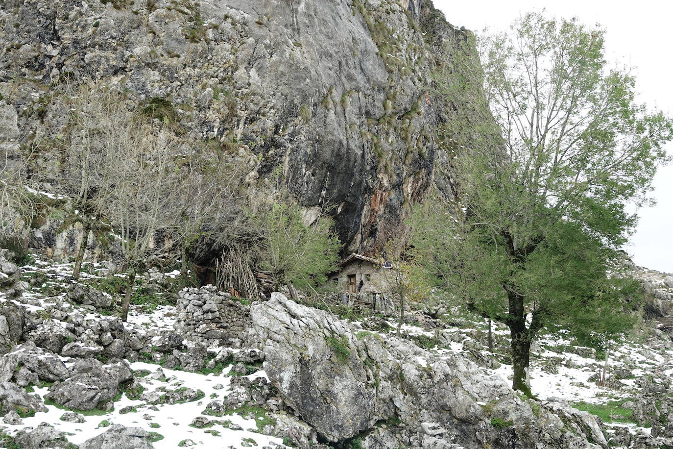 El viento del sur y la intensa lluvia provocaron la desaparición de nieve en el entorno de los Lagos de Covadonga pero favorece la aparición de otros tesoros como el desconocido tercer lago, 'El Bricial'.