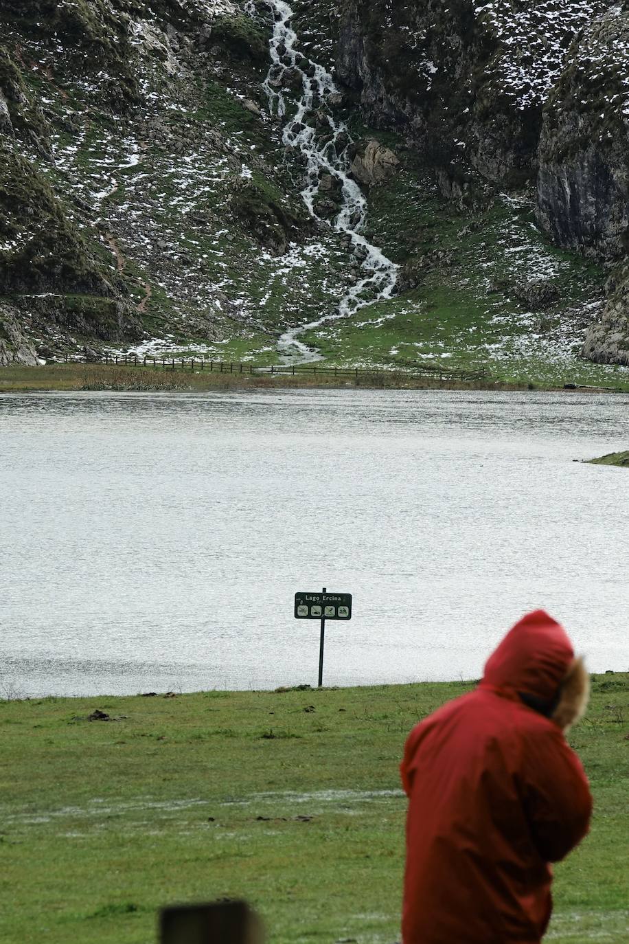 El viento del sur y la intensa lluvia provocaron la desaparición de nieve en el entorno de los Lagos de Covadonga pero favorece la aparición de otros tesoros como el desconocido tercer lago, 'El Bricial'.