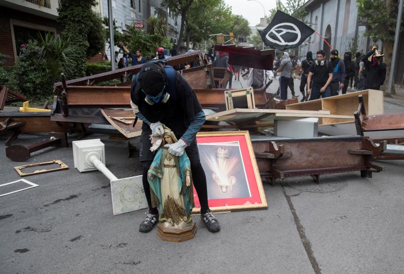 Aumenta la violencia en Chile. Miles de manifestantes volvieron este viernes a las calles para protestar contra las reformas del gobierno de Sebastián Piñera. La jornada dejó varios altercados violentos, además de daños en edificios emblemáticos. Destacan el incendio de un edificio histórico de la Universidad Pedro de Valdivia y el asalto a la parroquia de La Asunción. Bancos e imágenes religiosas fueron utilizados para construir una barricada y prendidos fuego.