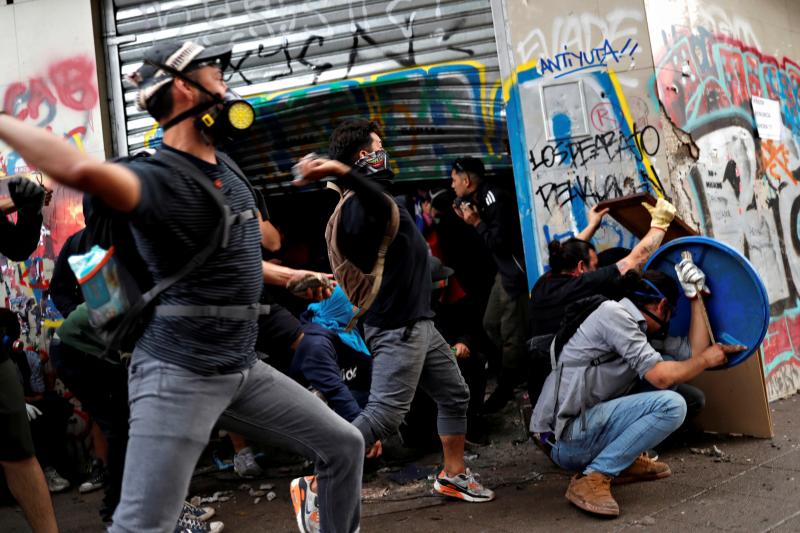 Aumenta la violencia en Chile. Miles de manifestantes volvieron este viernes a las calles para protestar contra las reformas del gobierno de Sebastián Piñera. La jornada dejó varios altercados violentos, además de daños en edificios emblemáticos. Destacan el incendio de un edificio histórico de la Universidad Pedro de Valdivia y el asalto a la parroquia de La Asunción. Bancos e imágenes religiosas fueron utilizados para construir una barricada y prendidos fuego.