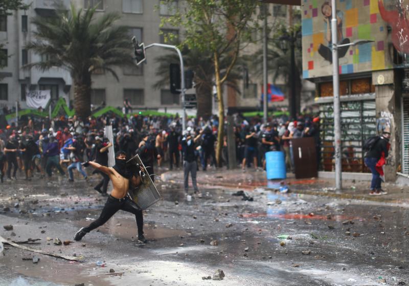 Aumenta la violencia en Chile. Miles de manifestantes volvieron este viernes a las calles para protestar contra las reformas del gobierno de Sebastián Piñera. La jornada dejó varios altercados violentos, además de daños en edificios emblemáticos. Destacan el incendio de un edificio histórico de la Universidad Pedro de Valdivia y el asalto a la parroquia de La Asunción. Bancos e imágenes religiosas fueron utilizados para construir una barricada y prendidos fuego.