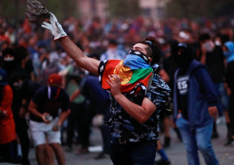 Aumenta la violencia en Chile. Miles de manifestantes volvieron este viernes a las calles para protestar contra las reformas del gobierno de Sebastián Piñera. La jornada dejó varios altercados violentos, además de daños en edificios emblemáticos. Destacan el incendio de un edificio histórico de la Universidad Pedro de Valdivia y el asalto a la parroquia de La Asunción. Bancos e imágenes religiosas fueron utilizados para construir una barricada y prendidos fuego.