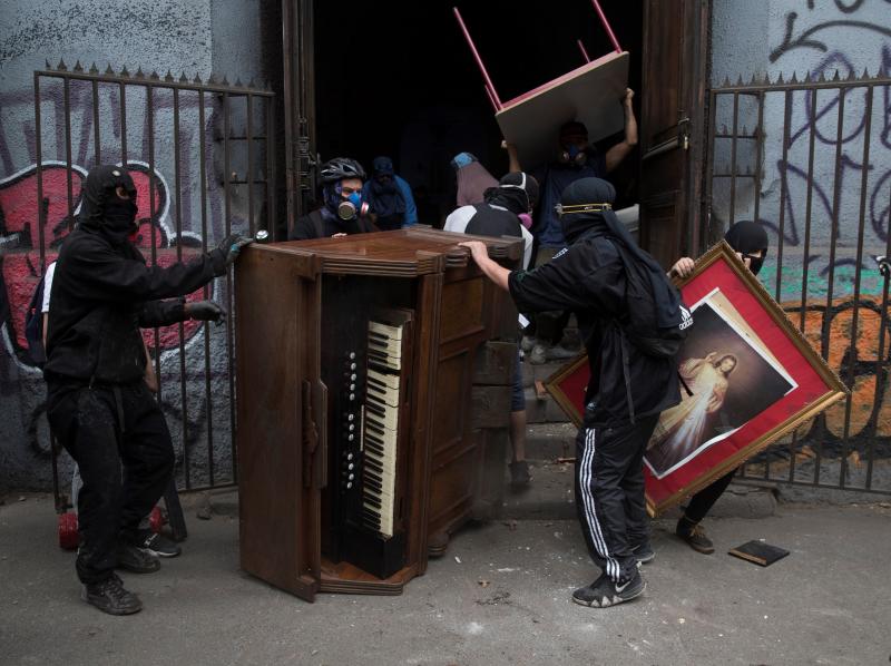 Aumenta la violencia en Chile. Miles de manifestantes volvieron este viernes a las calles para protestar contra las reformas del gobierno de Sebastián Piñera. La jornada dejó varios altercados violentos, además de daños en edificios emblemáticos. Destacan el incendio de un edificio histórico de la Universidad Pedro de Valdivia y el asalto a la parroquia de La Asunción. Bancos e imágenes religiosas fueron utilizados para construir una barricada y prendidos fuego.