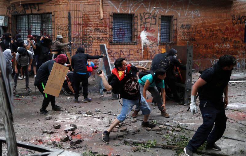 Aumenta la violencia en Chile. Miles de manifestantes volvieron este viernes a las calles para protestar contra las reformas del gobierno de Sebastián Piñera. La jornada dejó varios altercados violentos, además de daños en edificios emblemáticos. Destacan el incendio de un edificio histórico de la Universidad Pedro de Valdivia y el asalto a la parroquia de La Asunción. Bancos e imágenes religiosas fueron utilizados para construir una barricada y prendidos fuego.
