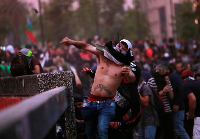 Aumenta la violencia en Chile. Miles de manifestantes volvieron este viernes a las calles para protestar contra las reformas del gobierno de Sebastián Piñera. La jornada dejó varios altercados violentos, además de daños en edificios emblemáticos. Destacan el incendio de un edificio histórico de la Universidad Pedro de Valdivia y el asalto a la parroquia de La Asunción. Bancos e imágenes religiosas fueron utilizados para construir una barricada y prendidos fuego.