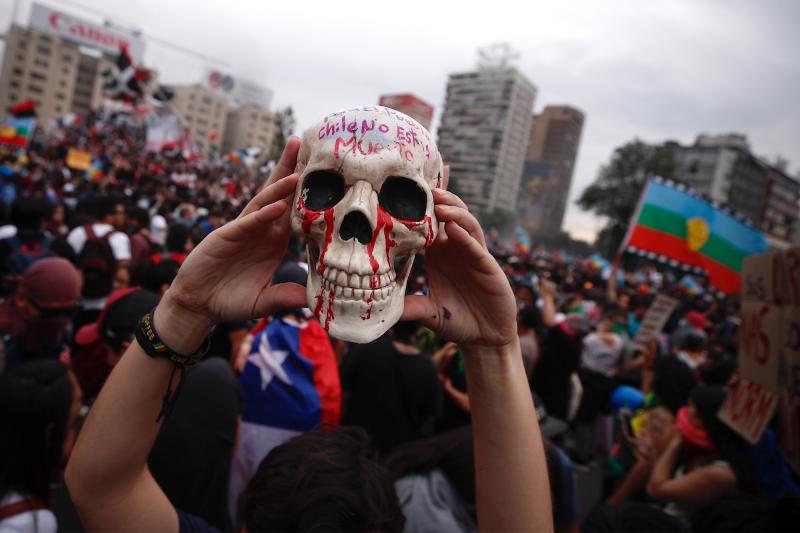 Aumenta la violencia en Chile. Miles de manifestantes volvieron este viernes a las calles para protestar contra las reformas del gobierno de Sebastián Piñera. La jornada dejó varios altercados violentos, además de daños en edificios emblemáticos. Destacan el incendio de un edificio histórico de la Universidad Pedro de Valdivia y el asalto a la parroquia de La Asunción. Bancos e imágenes religiosas fueron utilizados para construir una barricada y prendidos fuego.