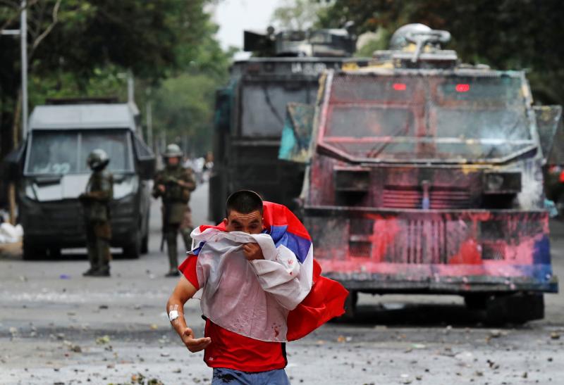 Aumenta la violencia en Chile. Miles de manifestantes volvieron este viernes a las calles para protestar contra las reformas del gobierno de Sebastián Piñera. La jornada dejó varios altercados violentos, además de daños en edificios emblemáticos. Destacan el incendio de un edificio histórico de la Universidad Pedro de Valdivia y el asalto a la parroquia de La Asunción. Bancos e imágenes religiosas fueron utilizados para construir una barricada y prendidos fuego.