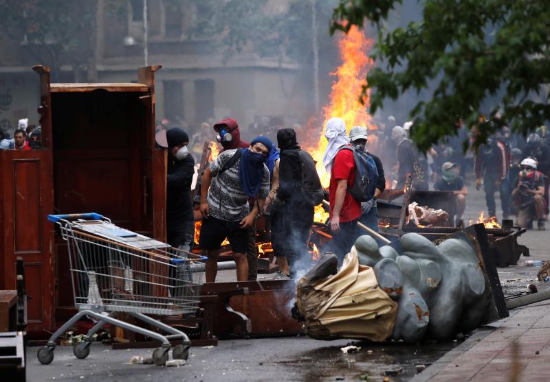 Aumenta la violencia en Chile. Miles de manifestantes volvieron este viernes a las calles para protestar contra las reformas del gobierno de Sebastián Piñera. La jornada dejó varios altercados violentos, además de daños en edificios emblemáticos. Destacan el incendio de un edificio histórico de la Universidad Pedro de Valdivia y el asalto a la parroquia de La Asunción. Bancos e imágenes religiosas fueron utilizados para construir una barricada y prendidos fuego.