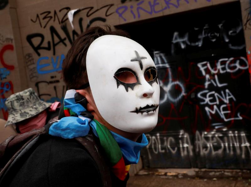 Aumenta la violencia en Chile. Miles de manifestantes volvieron este viernes a las calles para protestar contra las reformas del gobierno de Sebastián Piñera. La jornada dejó varios altercados violentos, además de daños en edificios emblemáticos. Destacan el incendio de un edificio histórico de la Universidad Pedro de Valdivia y el asalto a la parroquia de La Asunción. Bancos e imágenes religiosas fueron utilizados para construir una barricada y prendidos fuego.