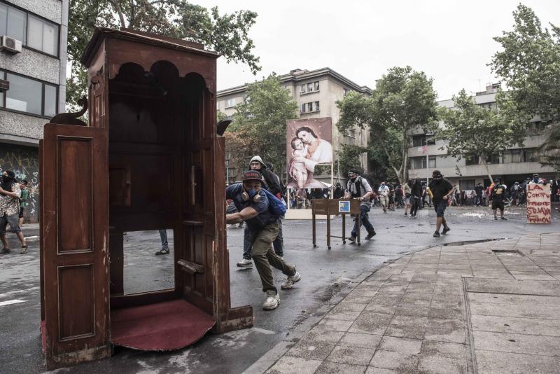 Aumenta la violencia en Chile. Miles de manifestantes volvieron este viernes a las calles para protestar contra las reformas del gobierno de Sebastián Piñera. La jornada dejó varios altercados violentos, además de daños en edificios emblemáticos. Destacan el incendio de un edificio histórico de la Universidad Pedro de Valdivia y el asalto a la parroquia de La Asunción. Bancos e imágenes religiosas fueron utilizados para construir una barricada y prendidos fuego.