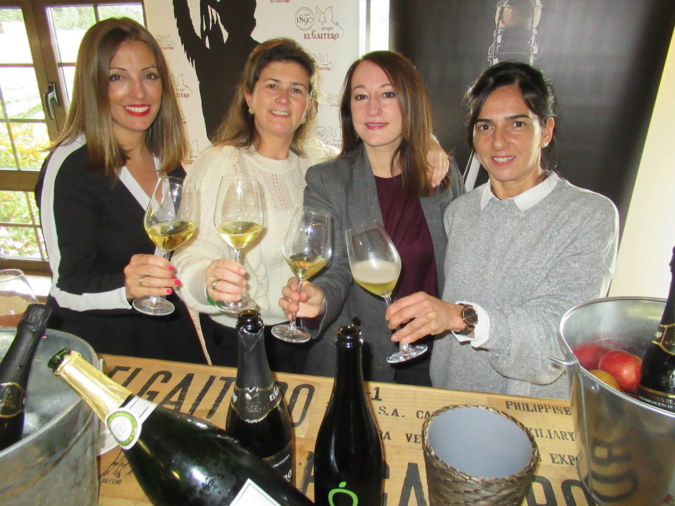 Vanesa Iglesias (EL COMERCIO) y María Cardín (El Gaitero) con Dolo Fernández y Carmen Llano (Grupo Manzano). 