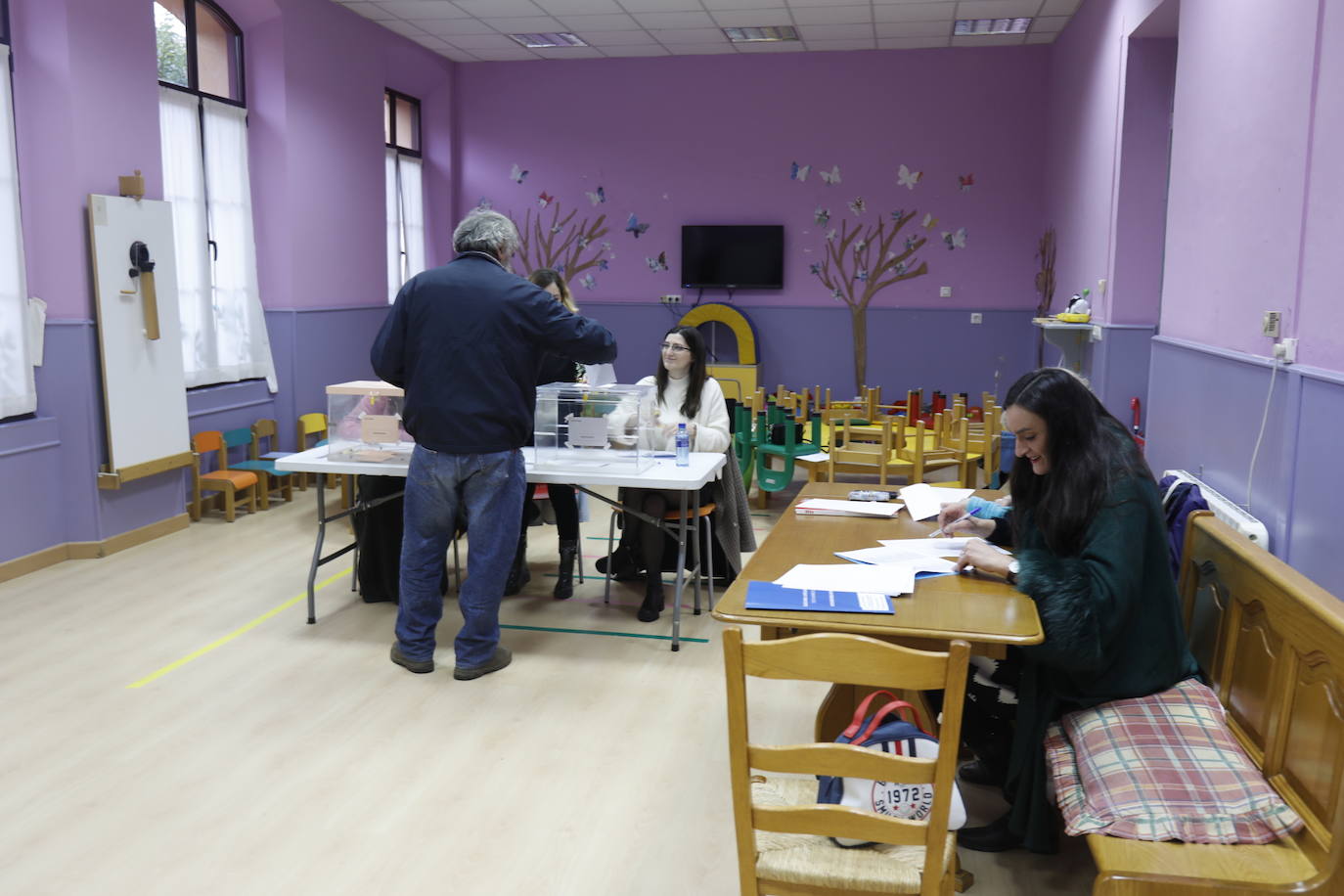 Todos los líderes políticos de la región, junto a los candidatos al Congreso y al Senado, han ejerdido ya su derecho al voto en diferentes colegios de la región. La normalidad es la tónica dominante en esta jornada, donde se no han producido incidentes destacados.