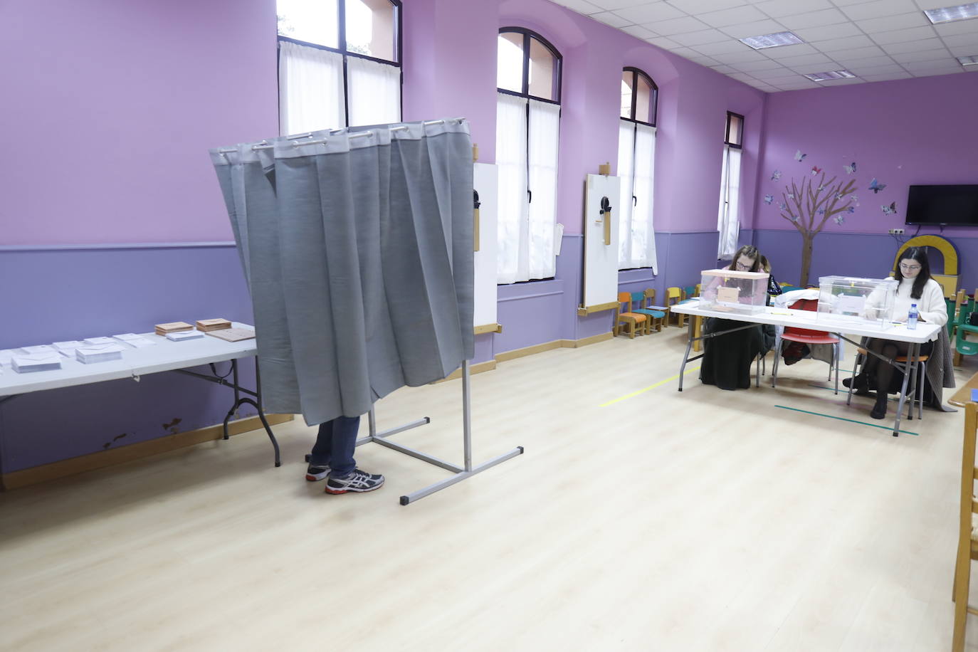 Todos los líderes políticos de la región, junto a los candidatos al Congreso y al Senado, han ejerdido ya su derecho al voto en diferentes colegios de la región. La normalidad es la tónica dominante en esta jornada, donde se no han producido incidentes destacados.