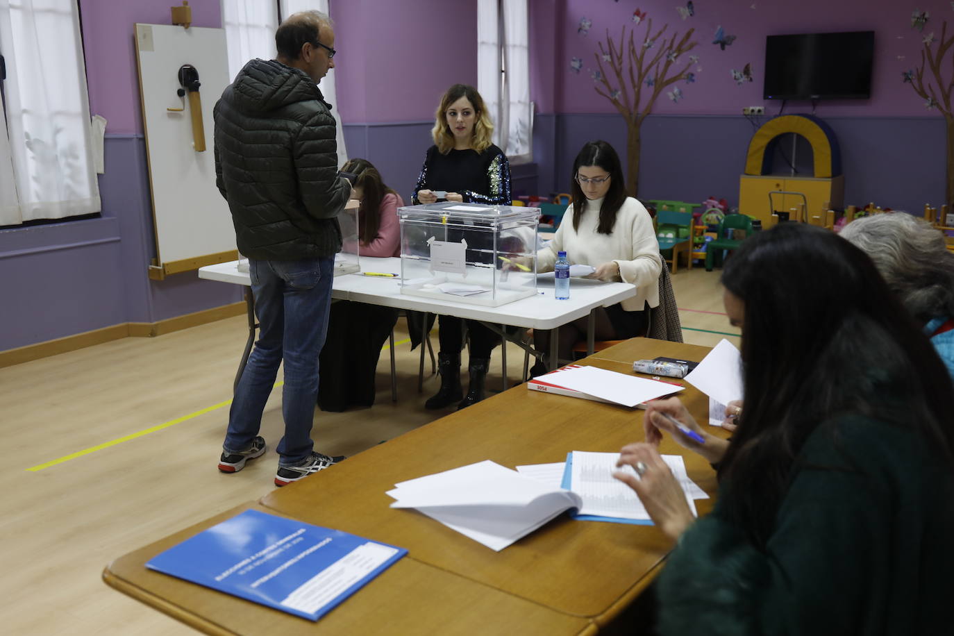 Todos los líderes políticos de la región, junto a los candidatos al Congreso y al Senado, han ejerdido ya su derecho al voto en diferentes colegios de la región. La normalidad es la tónica dominante en esta jornada, donde se no han producido incidentes destacados.