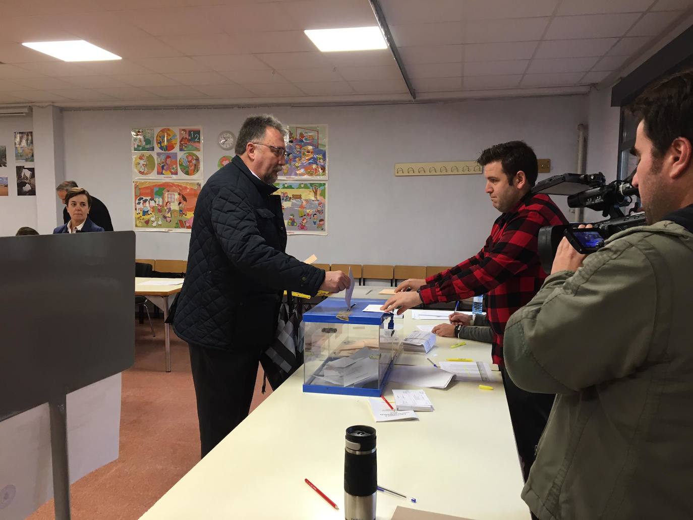 Todos los líderes políticos de la región, junto a los candidatos al Congreso y al Senado, han ejerdido ya su derecho al voto en diferentes colegios de la región. La normalidad es la tónica dominante en esta jornada, donde se no han producido incidentes destacados.