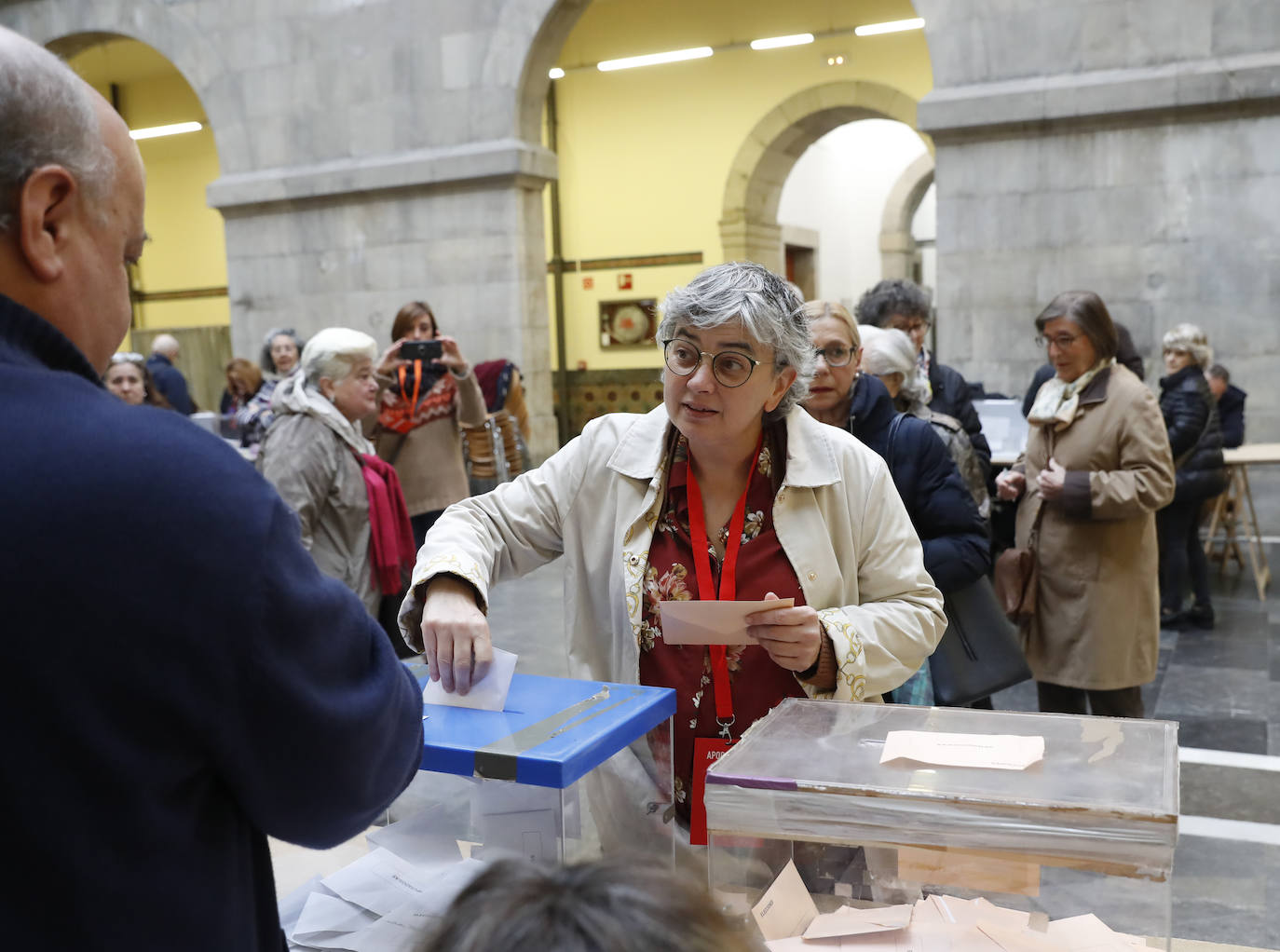 Todos los líderes políticos de la región, junto a los candidatos al Congreso y al Senado, han ejerdido ya su derecho al voto en diferentes colegios de la región. La normalidad es la tónica dominante en esta jornada, donde se no han producido incidentes destacados.