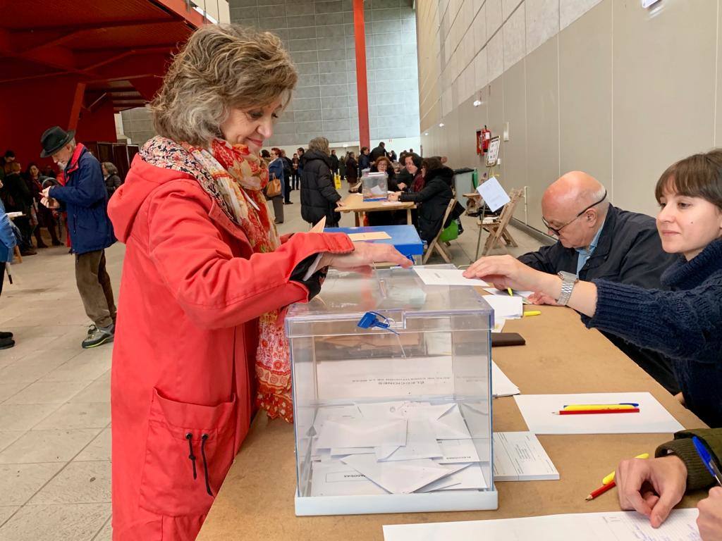 Todos los líderes políticos de la región, junto a los candidatos al Congreso y al Senado, han ejerdido ya su derecho al voto en diferentes colegios de la región. La normalidad es la tónica dominante en esta jornada, donde se no han producido incidentes destacados.