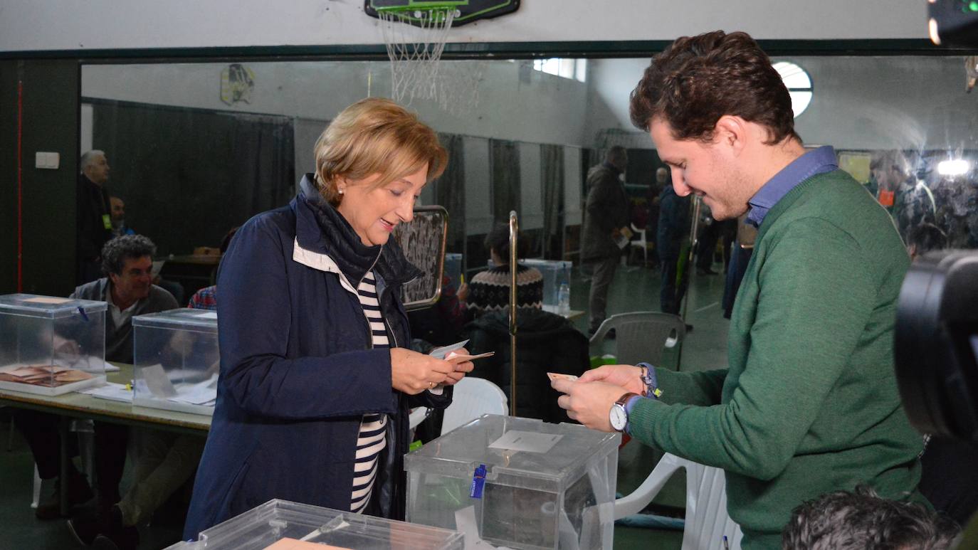 Todos los líderes políticos de la región, junto a los candidatos al Congreso y al Senado, han ejerdido ya su derecho al voto en diferentes colegios de la región. La normalidad es la tónica dominante en esta jornada, donde se no han producido incidentes destacados.